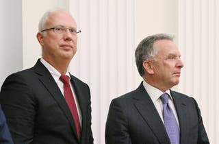 ロシア大統領特使キリル・ドミトリエフ(左)とウィトコフ